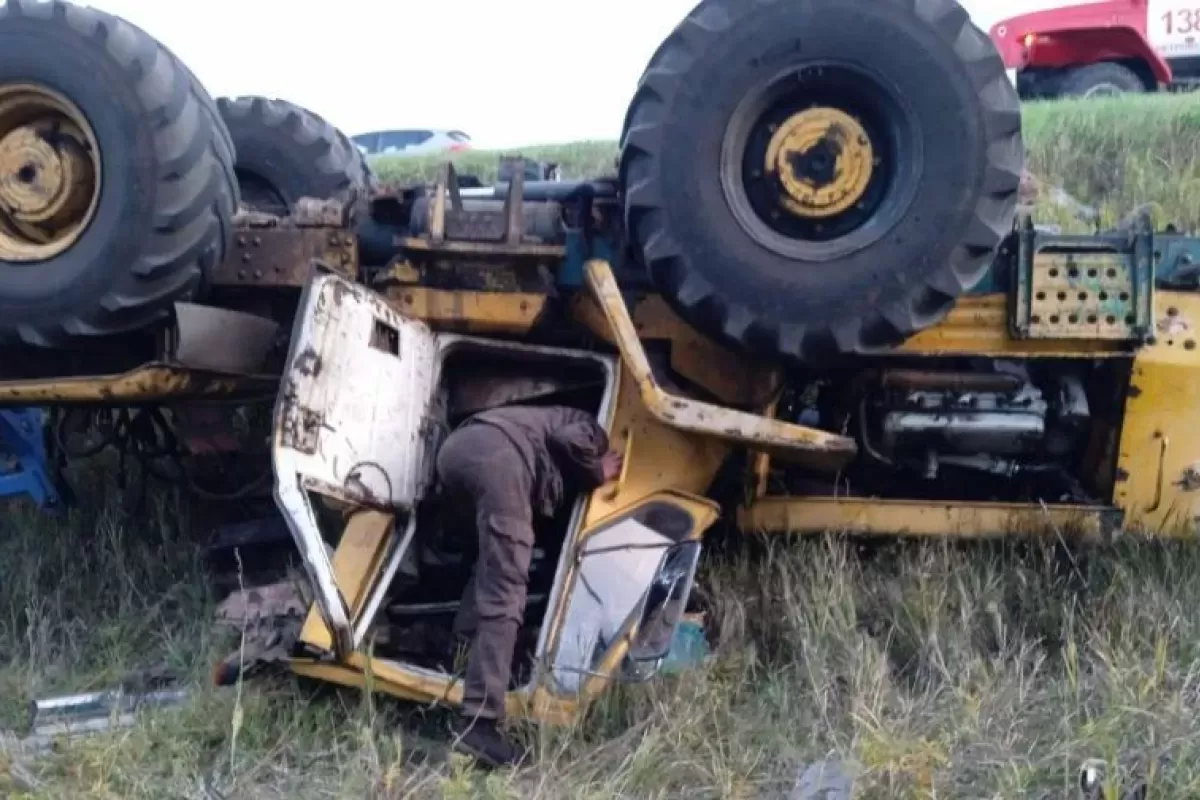 В Самарской области в рухнувшем на крышу тракторе застрял искалеченный тракторист