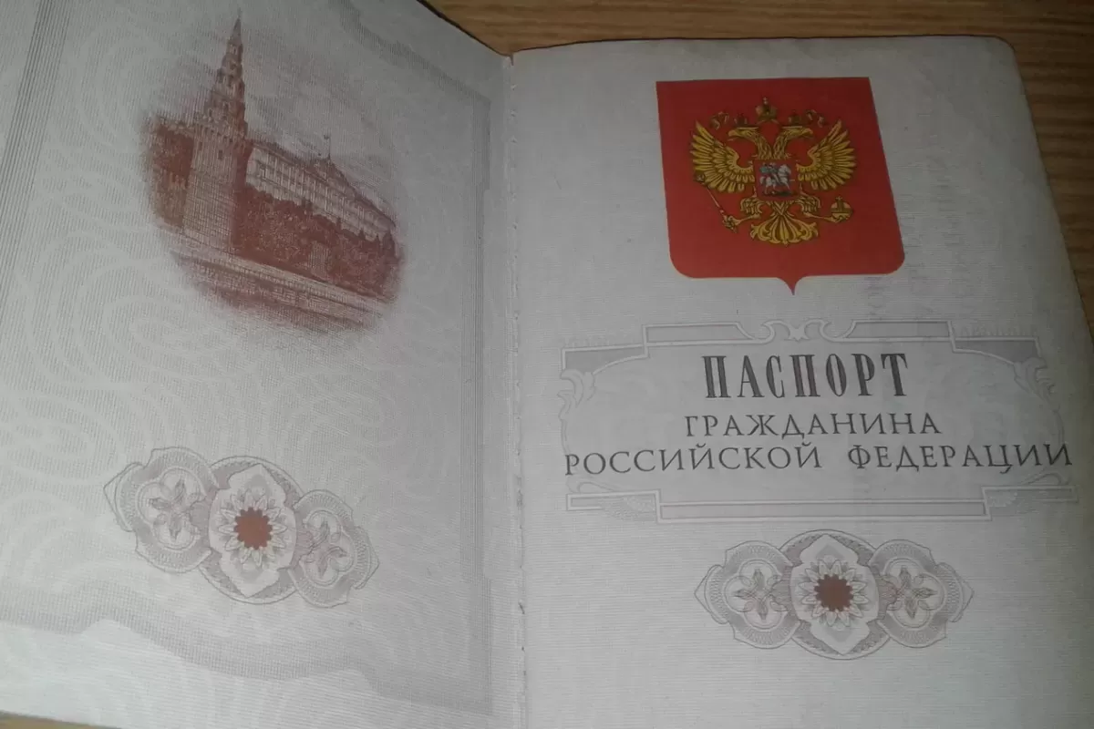 Я достаю из широких штанин: Путин подписал указ о новом паспорте - что теперь нужно предъявлять