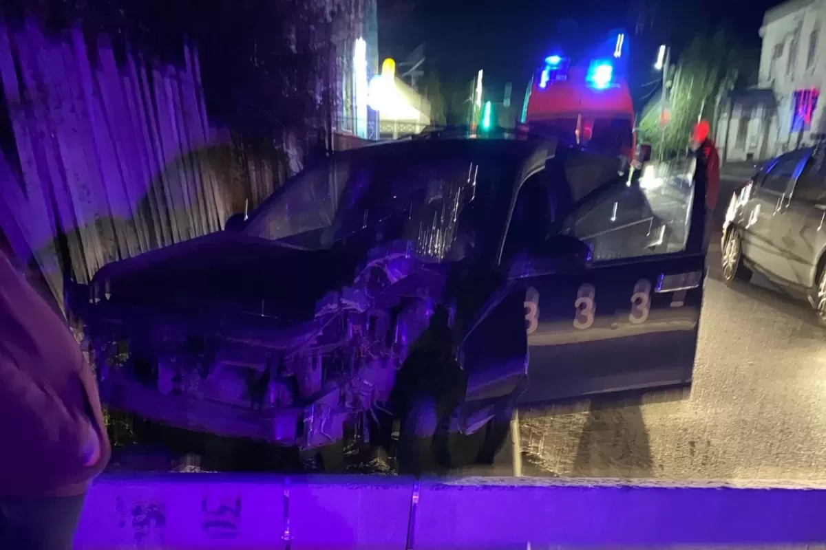 Ночью в Сызрани автомобиль такси срубил бетонный столб