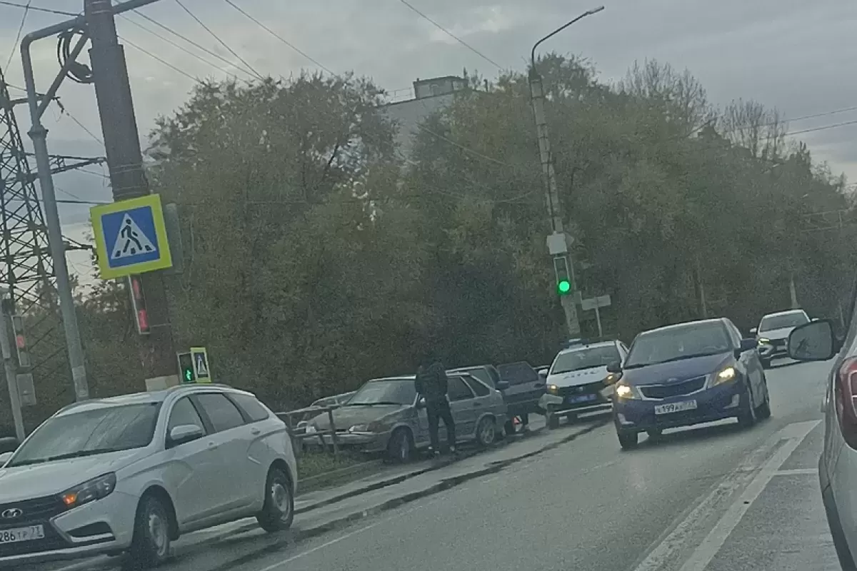 В Сызрани водитель взял на буксир машину и протаранил металлический отбойник