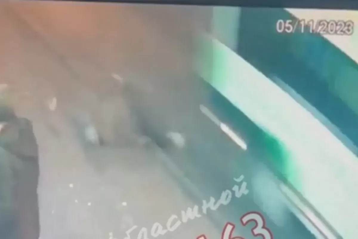 Пассажир разбил стекло и вывалился из маршрутки - «дичь» из Самарской области попала на видео