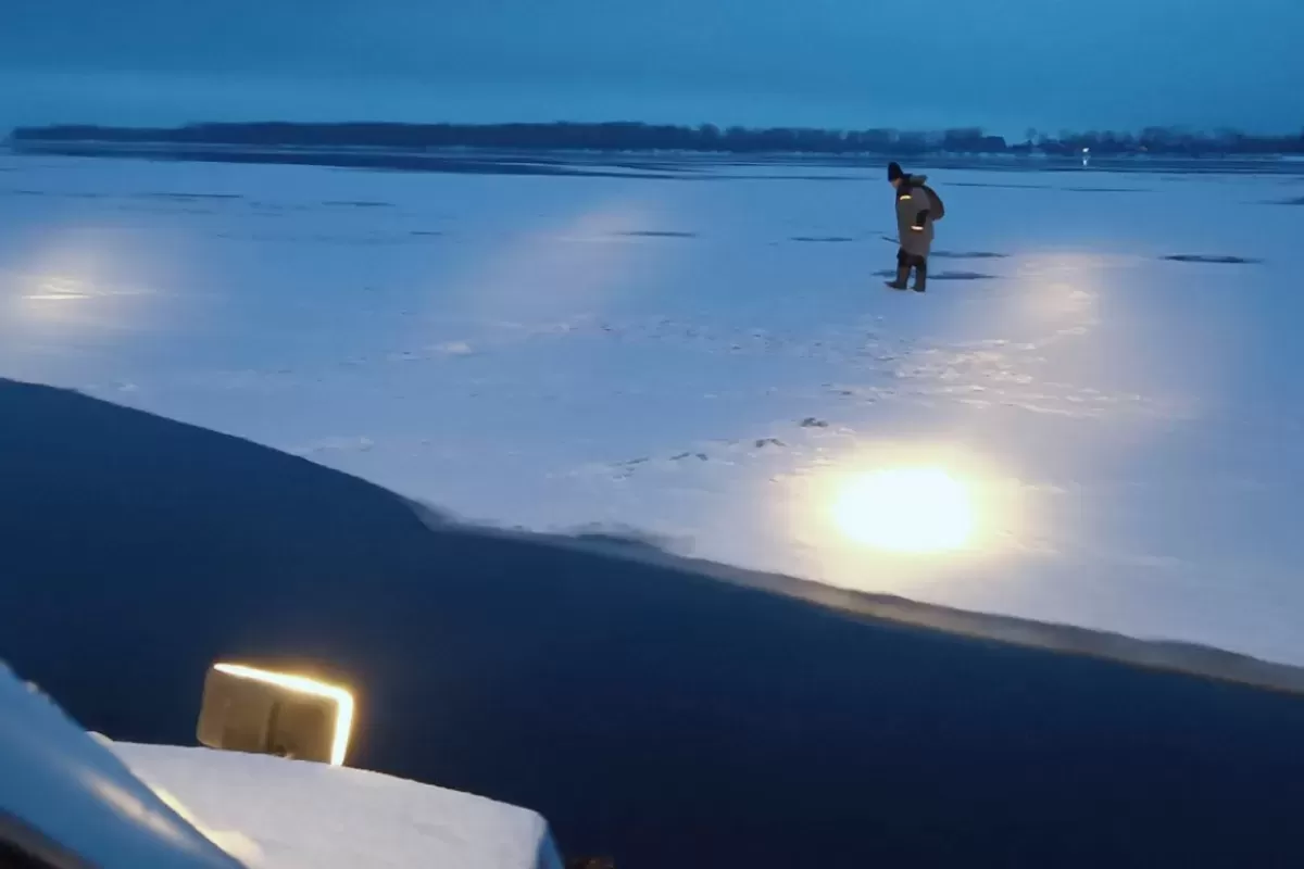 На Волге оторвало льдину с рыбаком и двумя окунями