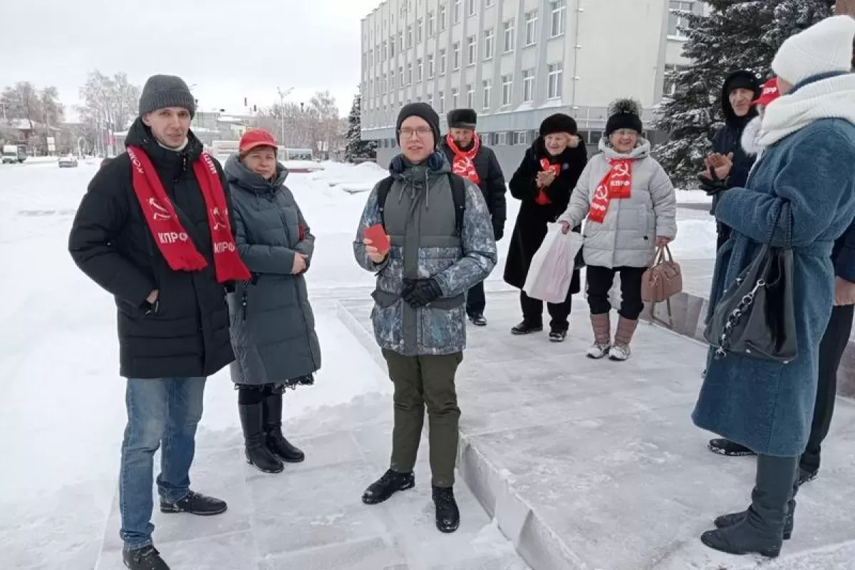 Сегодня коммунисты Сызрани с цветами собрались в центре города