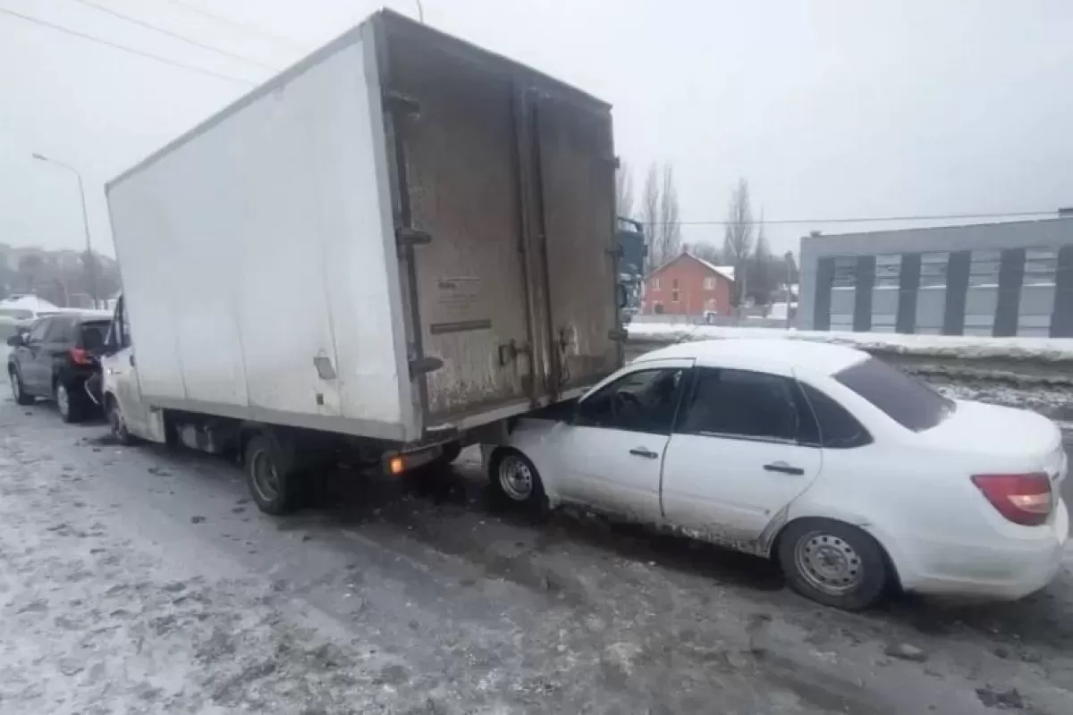 На дороге возник бардак: в Самарской области враз разбились сразу шесть машин