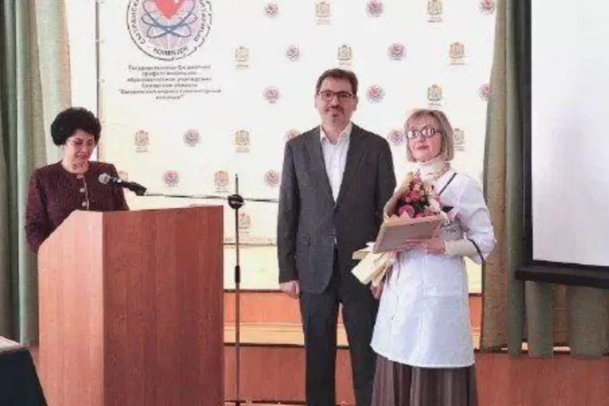 Министр Бенян проинспектировал сызранский медколледж и наградил преподавателей