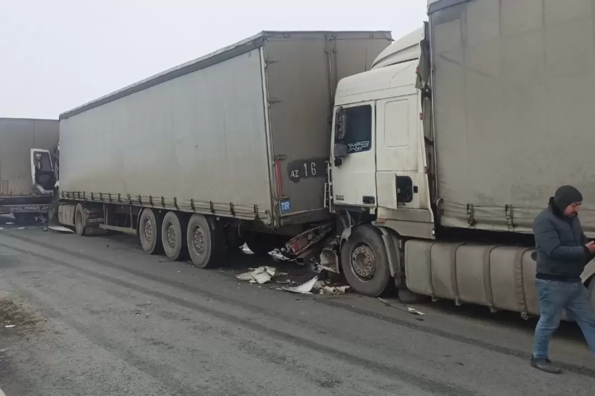 Массовые аварии на саратовской трассе: семь человек пострадали при столкновении десятков автомобилей