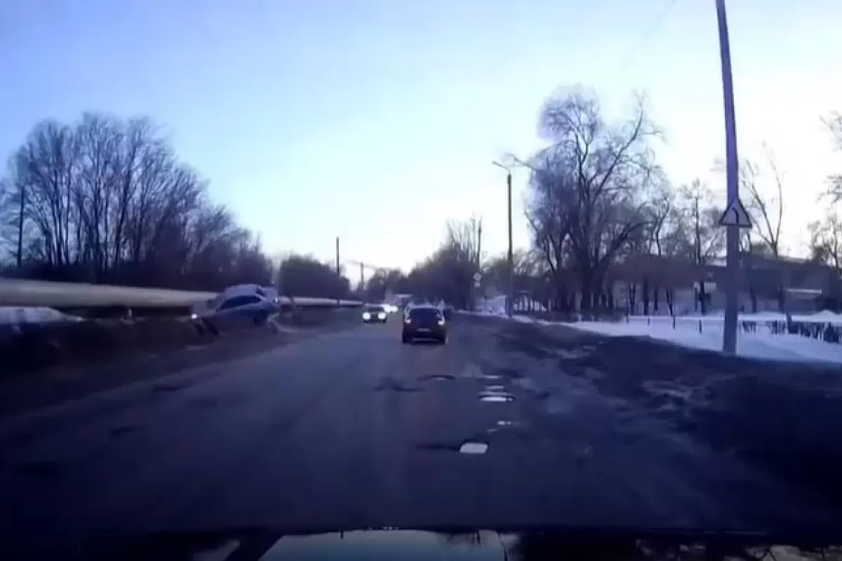 Это называется опасный маневр: как в Сызрани два водителя устроили ДТП и преспокойно укатили - видео