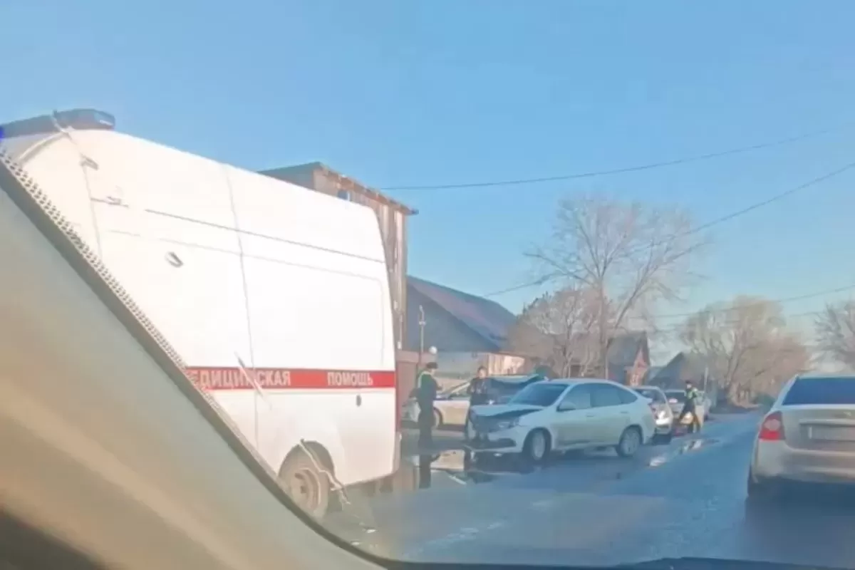 Экстренные службы работают на месте автомобильной аварии в Сызрани