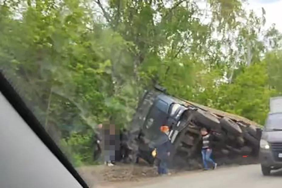 В Сызрани самосвал рухнул с дороги: груз на земле, рядом суетятся люди - видео