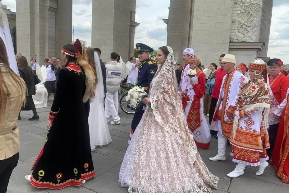 Сызранская пара поженилась на свадебном фестивале в Москве