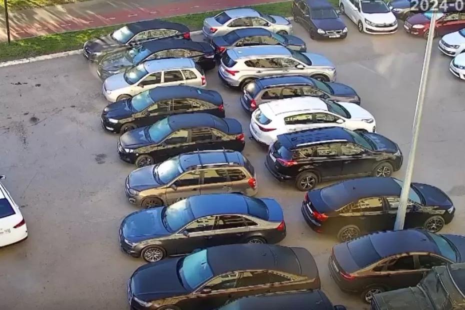 Водитель от Бога разбил пять машин, пытаясь выехать с парковки - видео