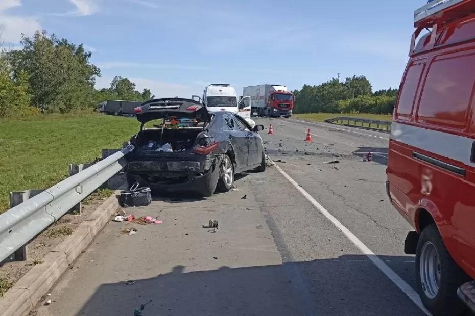 Первые фото с места страшной аварии в Самарской области: есть погибшие и пострадавшие