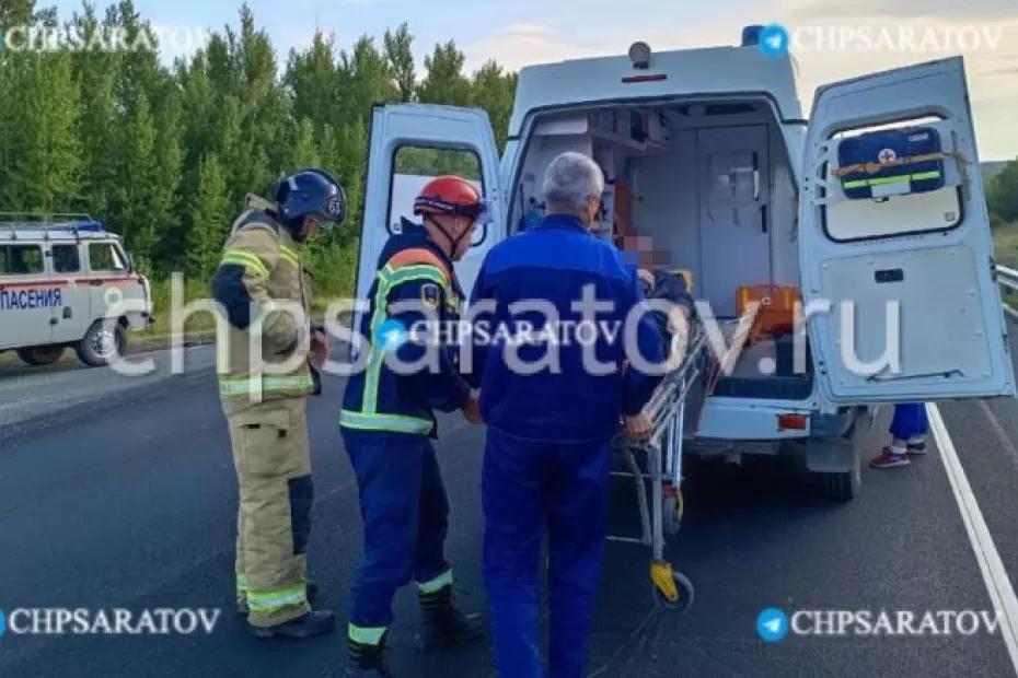 Раненого мужчину на носилках грузили в скорую на месте массового ДТП на трассе Сызрань-Саратов