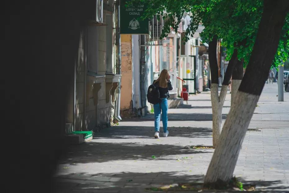 По 15 тысяч рублей к школе, большая заморозка цен, новые правила для водителей и всполохи в небе: важное к этому часу