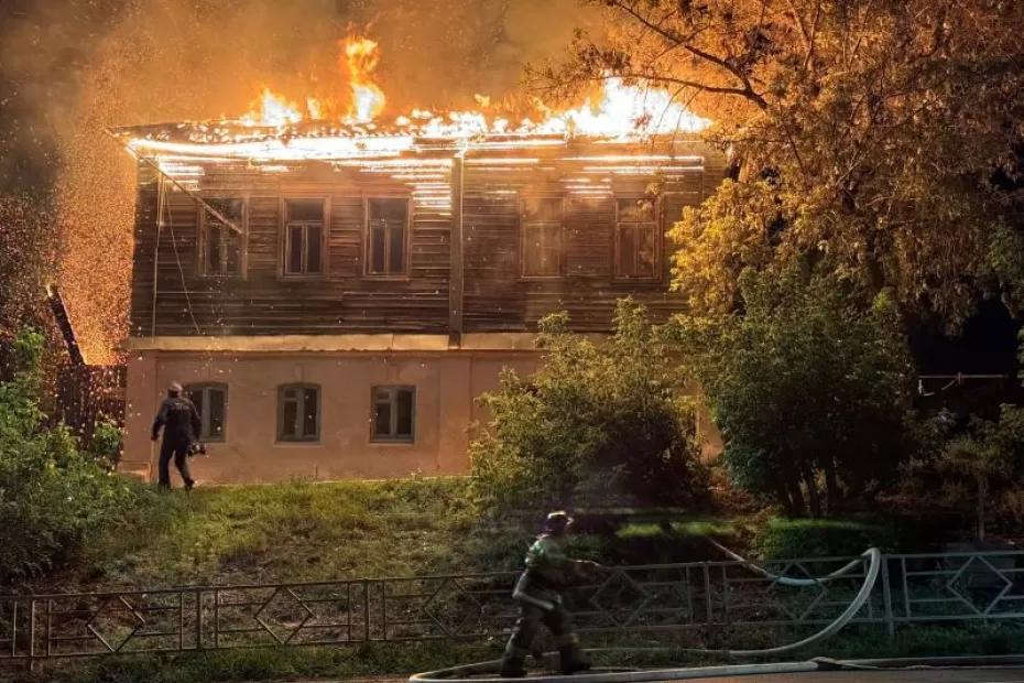 Люди выбегали из горящего дома на Ульяновской: второй этаж и крыша пылали как факел