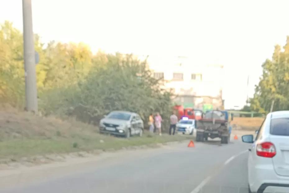 В Сызрани машина с фекалиями протаранила легковушку