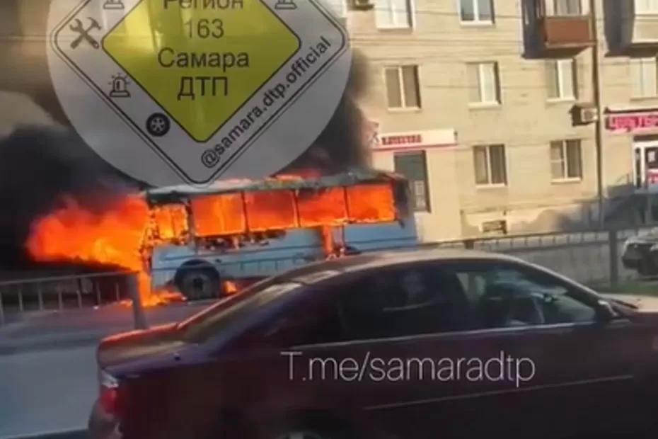 Пять человек тушили горящий пассажирский автобус на оживленной дороге