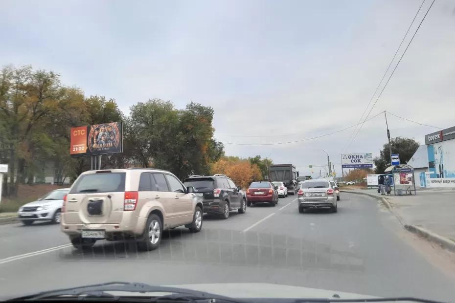 В Сызрани растет гигантская пробка из-за закрывшегося в час пик переезда