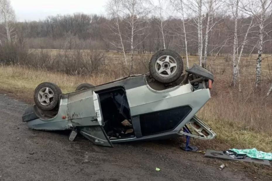 Одна из машин завалилась на крышу: на место жесткой аварии вызвали спасателей