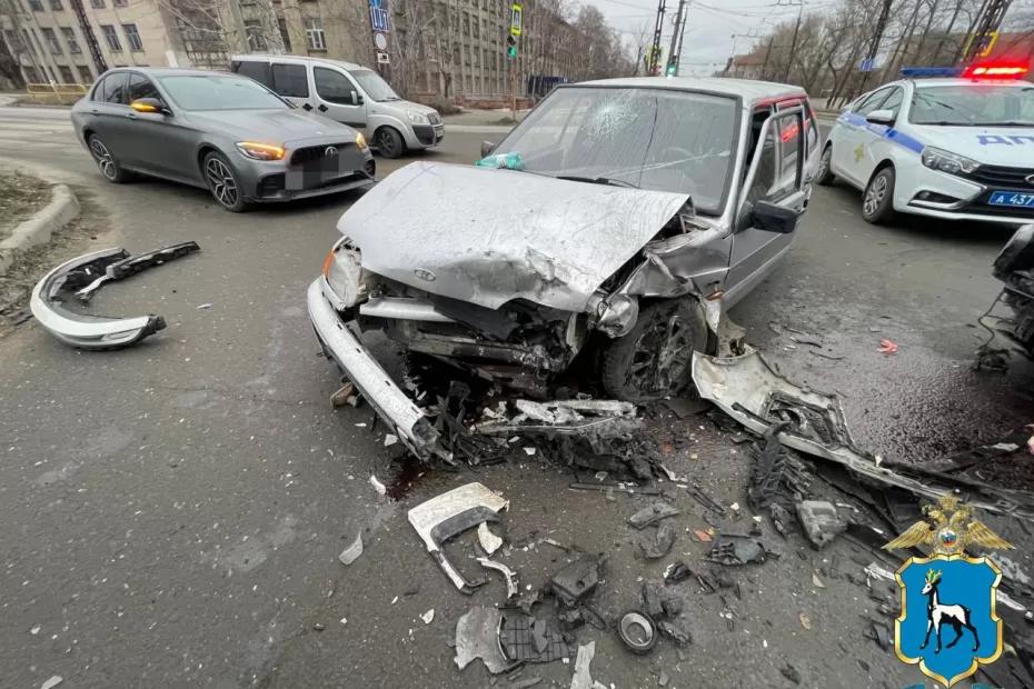 С места ДТП в Самарской области увезли трех человек: иномарка стала похожа на «бегемота»