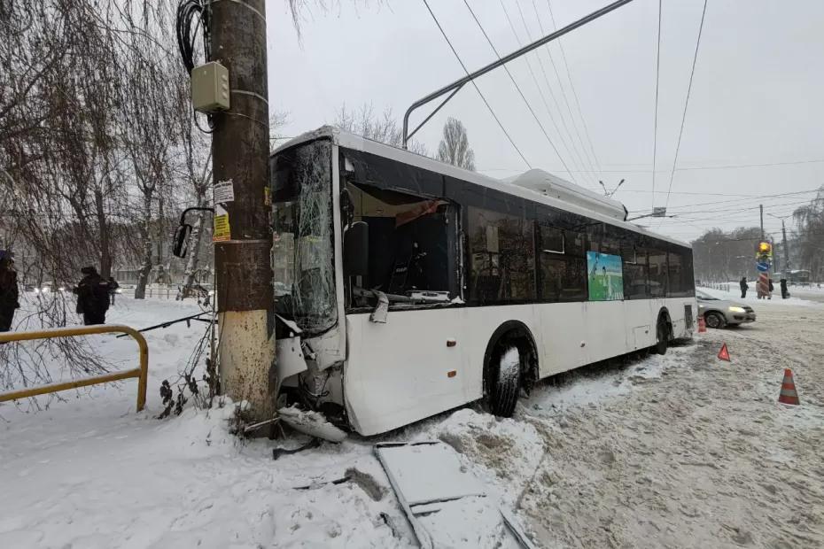 Пострадали люди: в Самарской области автобус врезался в столб