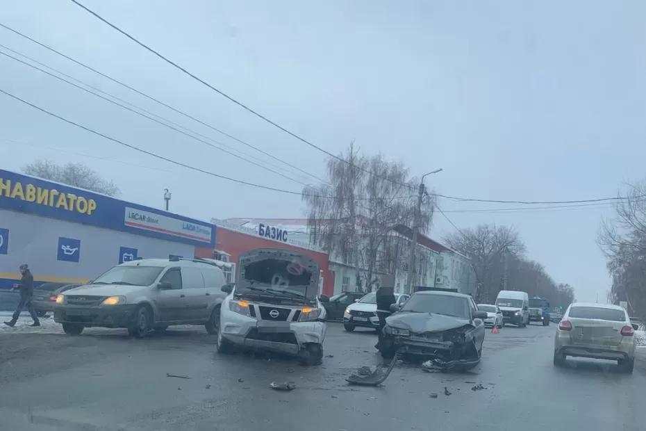 В Сызрани растет пробка из-за разбившихся у ТЦ автомобилей