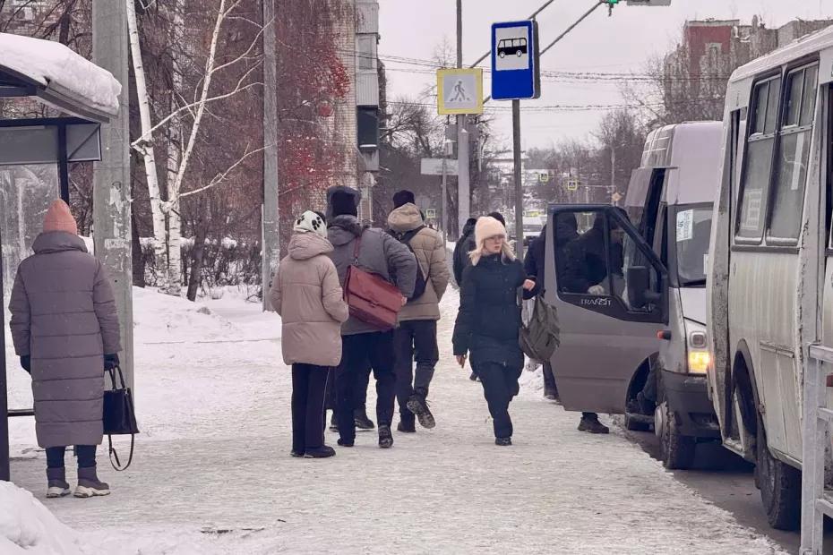 Остановился, покурил, спел песенку и начал обедать: водитель сызранской маршрутки забыл, что везет пассажиров, и устроил отдых - а потом чуть не подавился