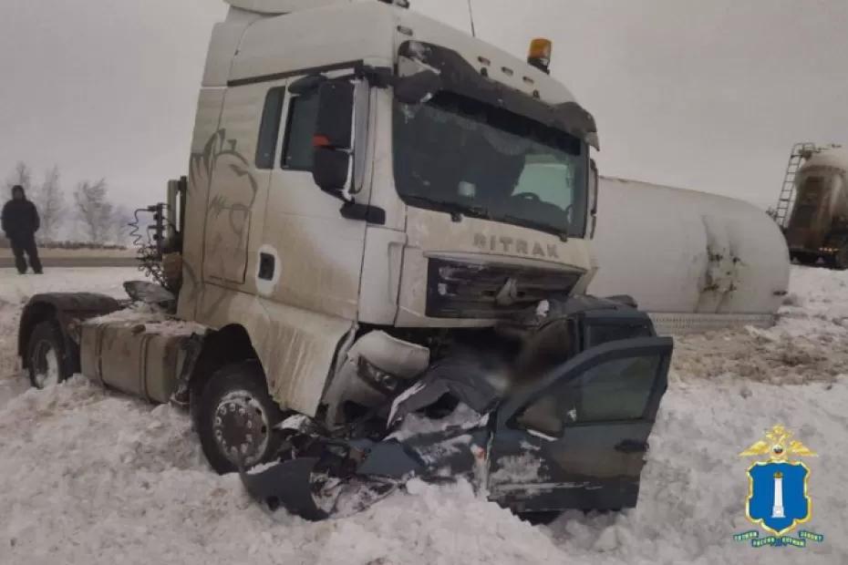 Страшный удар большегруза смял Калину с людьми на трассе Сызрань - Саратов