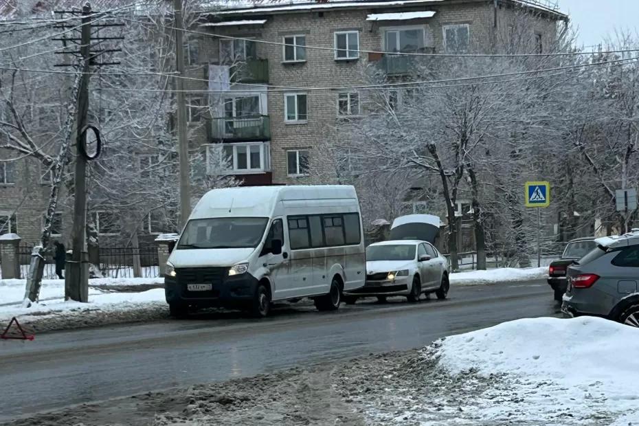 В Сызрани группа пассажиров дружно покинула подбитый автобус: что известно на данный момент