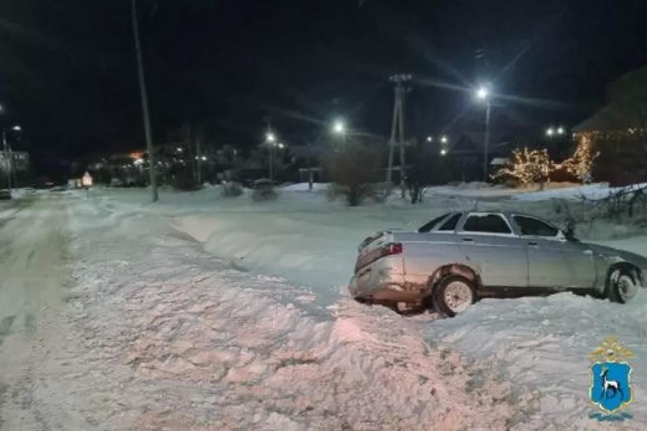 Пьяный сын угнал у матери машину и нашел приключения в кювете: что произошло