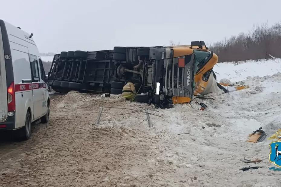 Покатившееся по М-5 колесо снесло в кювет многотонную фуру