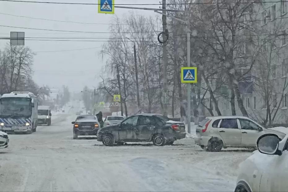 В Сызрани 23 февраля совместили с днем жестянщика - в городе произошла череда аварий