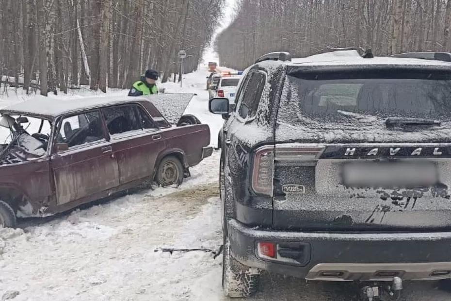 От удара снесло половину «Жигулей»: фото с места жесткой аварии