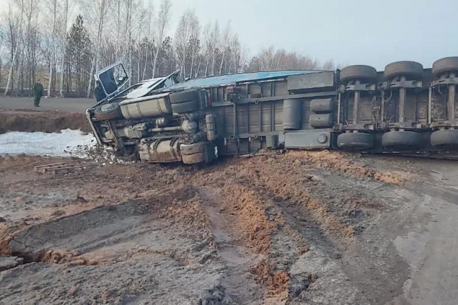 По дороге подцепил попутчицу: ехавший со стороны Сызрани пьяный турецкий водитель эффектно завалил фуру