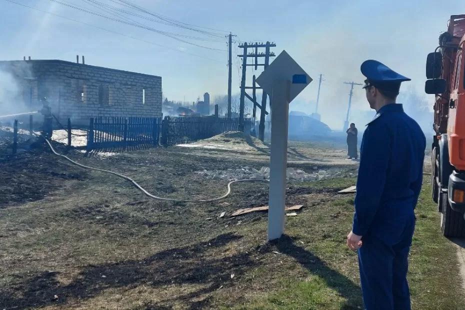 Крупный природный пожар уничтожил шесть жилых домов в Ульяновской области Крупный природный пожар уничтожил шесть жилых домов в Ульяновской области