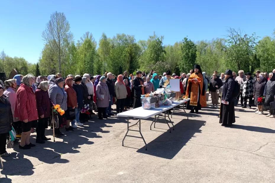 На кладбище Сызрани провели панихиду и попросили не печалиться у гроба усопших На кладбище Сызрани провели панихиду и попросили не печалиться у гроба усопших