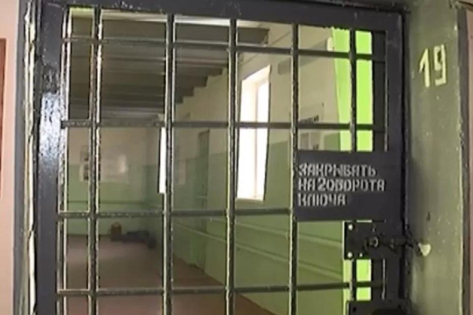 Нашла коса на камень: мужчину отправили в тюрьму за то, что он не ночевал дома Нашла коса на камень: мужчину отправили в тюрьму за то, что он не ночевал дома