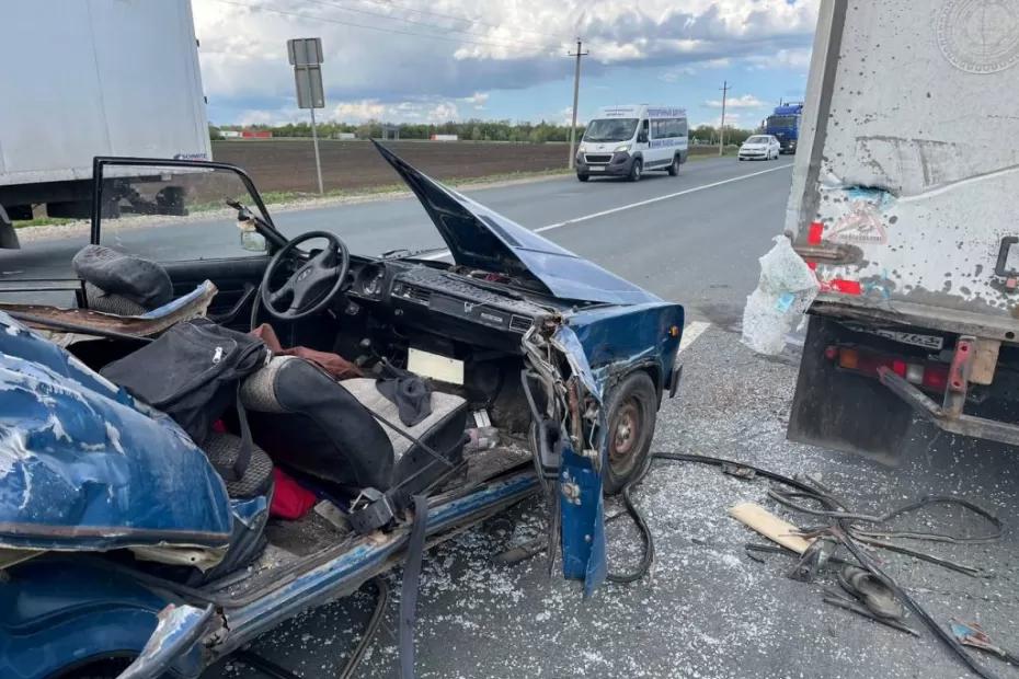 Чтобы спасти людей срезали крышу: под Сызранью легковушка залетела под «Газель» Чтобы спасти людей срезали крышу: под Сызранью легковушка залетела под «Газель»