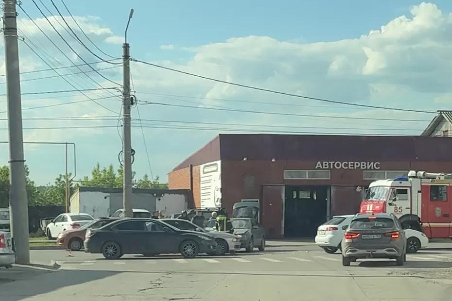 В центре Сызрани удачно стукнулись две легковушки: до сервиса рукой подать В центре Сызрани удачно стукнулись две легковушки: до сервиса рукой подать
