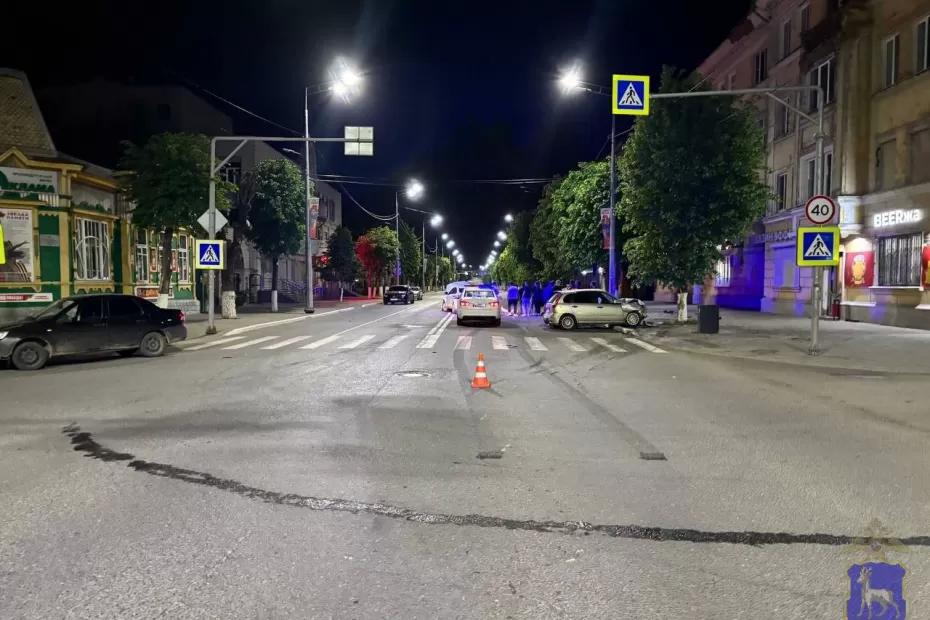 Водитель без прав устроил аварию в центре Сызрани и раннил трех человек - появились подробности Водитель без прав устроил аварию в центре Сызрани и раннил трех человек - появились подробности