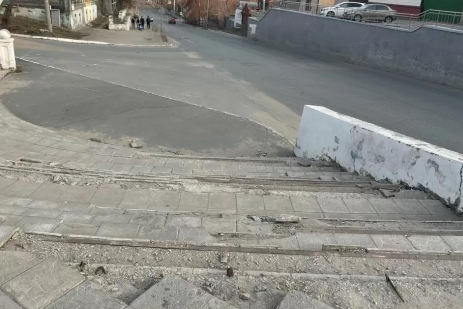 По дороге на Центральный можно сломать себе шею: коммунальщиков Сызрани ткнули носом По дороге на Центральный можно сломать себе шею: коммунальщиков Сызрани ткнули носом