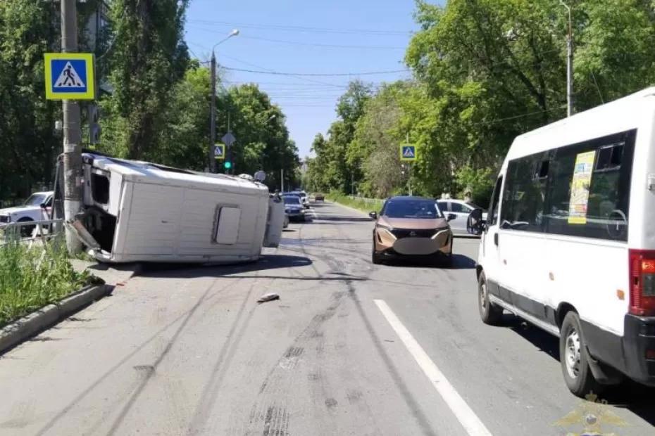 В Самарской области маршрутка с людьми пронеслась на красный, протаранила машину и перевернулась В Самарской области маршрутка с людьми пронеслась на красный, протаранила машину и перевернулась