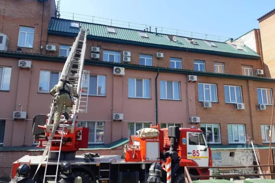 Пламя охватило гостиницу «У Кремля»: в центре Сызрани пожарные работали в условиях приближенных к боевым Пламя охватило гостиницу «У Кремля»: в центре Сызрани пожарные работали в условиях приближенных к боевым