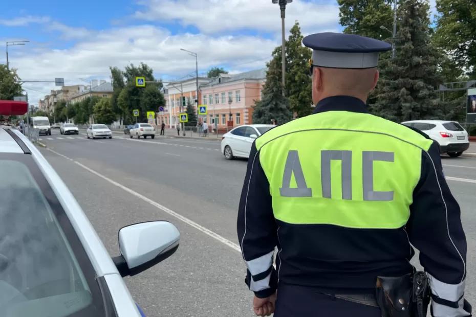 Экипажи полиции заняли позиции около школ: Сызрани обещают безопасный вечер Экипажи полиции заняли позиции около школ: Сызрани обещают безопасный вечер
