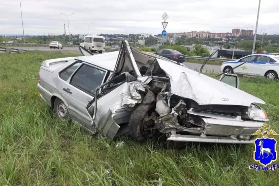 Легковушка впечаталась в столб и сложилась: первое фото с места аварии Легковушка впечаталась в столб и сложилась: первое фото с места аварии
