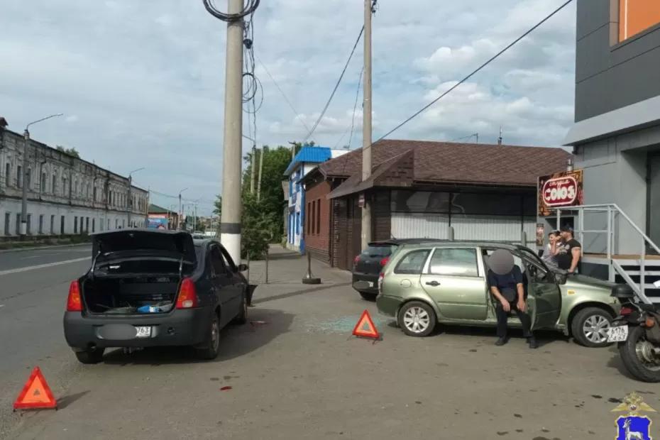 Три разбитых авто: в Сызрани иномарка влетела на площадку торгового центра