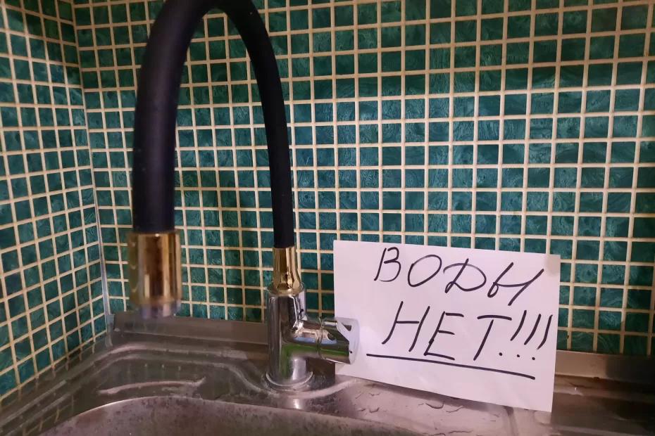 Тысячи жителей Сызрани вторые сутки остаются без воды - в больницы, детсады и школы ее возят бойлеры