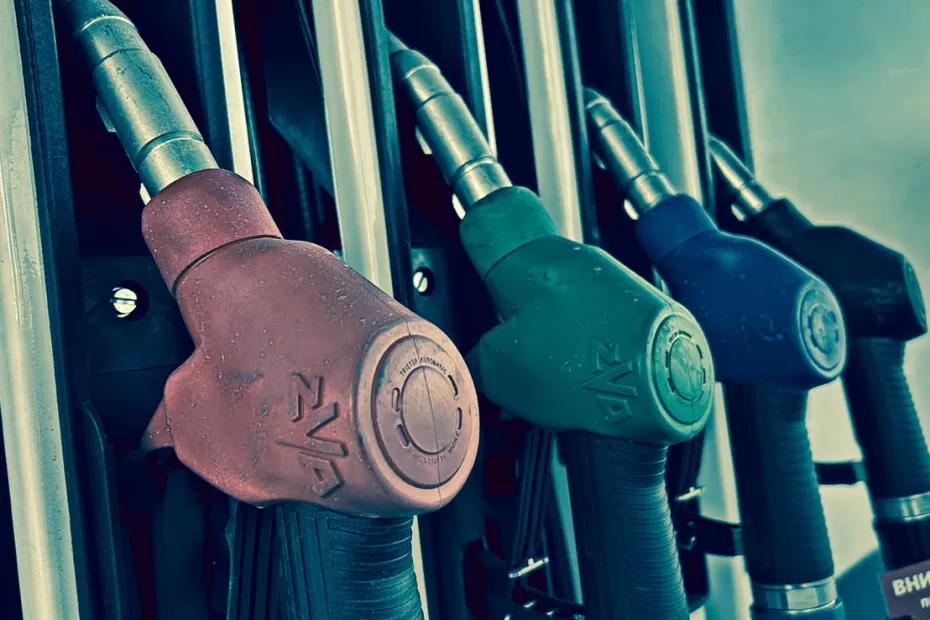 Перебои с бензином из-за атак на НПЗ, сухой закон на время СВО, умер убийца «Мисс улыбки»: важное к этому часу