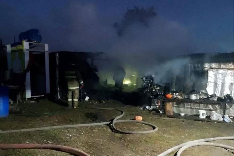 Во дворе будто Мамай погулял: фото ночного пожара в Самарской области