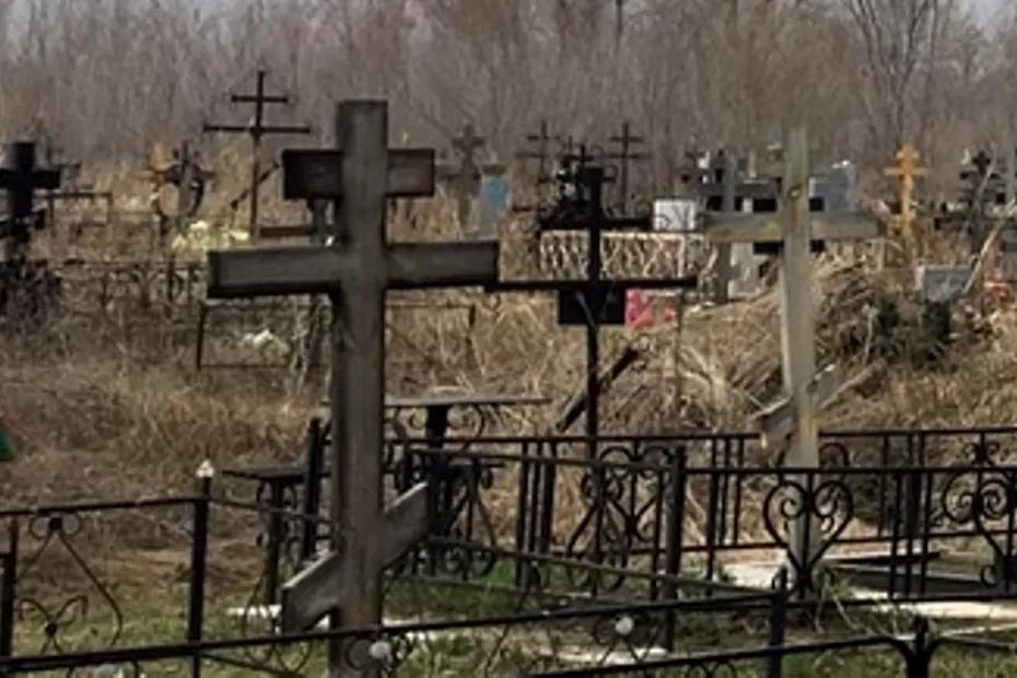 Фото с могилами притягивают смерть: священник объяснил, можно ли фотографироваться на кладбище